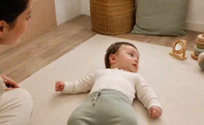 Bébé allongé tournant toujours la tête du même côté
