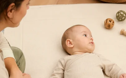 Visage et crâne de bébé et asymétrie liée à la plagiocéphalie